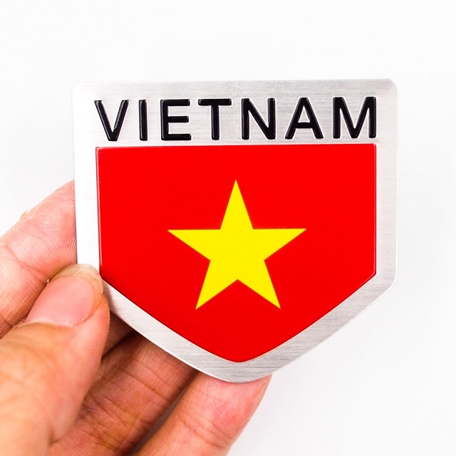 Mẫu decal cờ Việt Nam dán xe phổ biến hiện nay thường sử dụng chất liệu kim loại