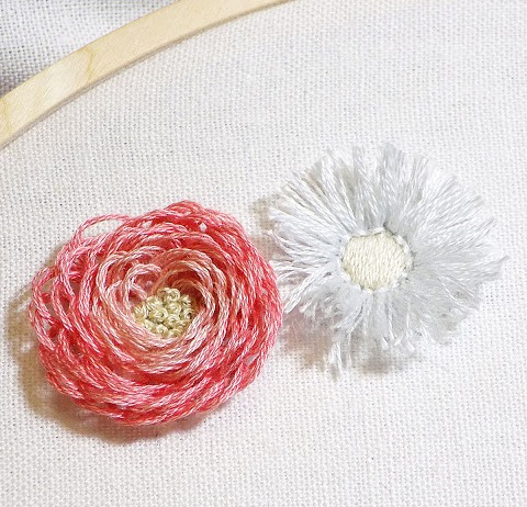 Mẫu thêu hoa 3D đơn giản