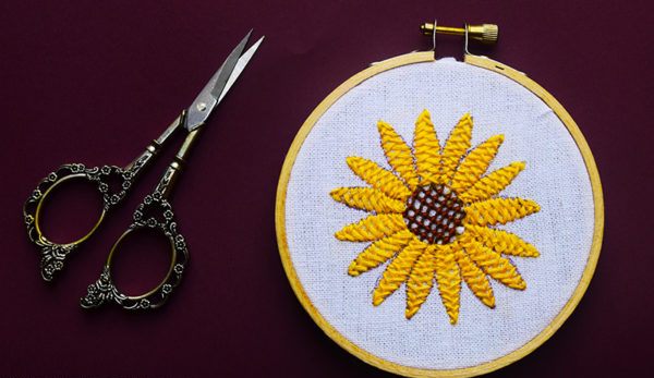 Mẫu thêu hoa hướng dương bằng mũi thêu Closed Herringbone Stitch