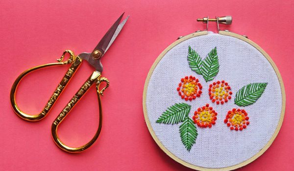 Mẫu thêu hoa ngũ sắc bằng mũi thêu Colonial Knot