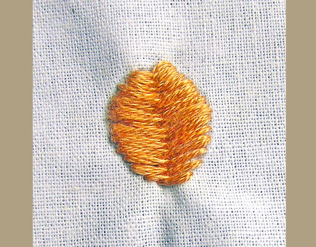 Mẫu cánh hoa thêu bằng mũi thêu phẳng