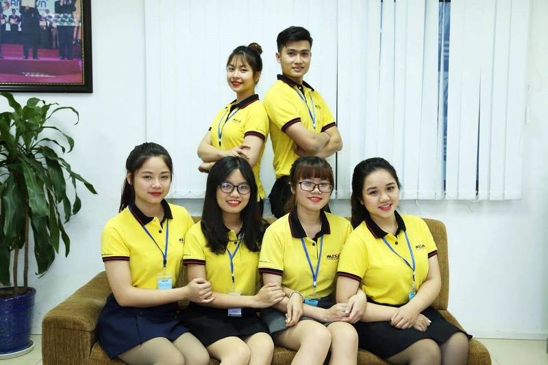 đồng phục công ty màu vàng