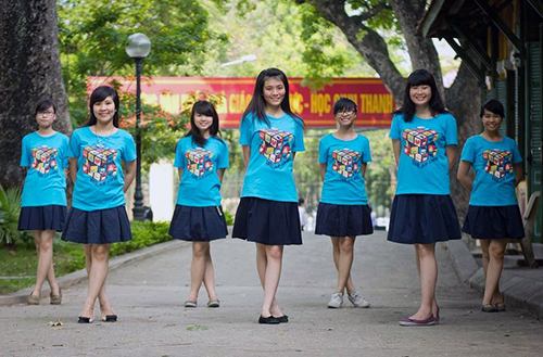 Xu hướng áo nhóm hiện nay đơn giản