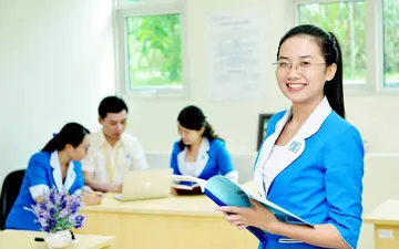 Top 5+ thương hiệu nổi tiếng có mẫu áo đồng phục nữ đẹp ấn tượng
