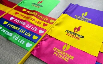 Cờ Cầm Tay In Theo Yêu Cầu – In Logo, Slogan – Từ 10 Cái – Giá Sỉ Tận Xưởng