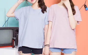 Mix đồ năng động cùng áo thun trơn nữ cổ tròn form rộng