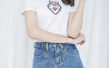 Áo thun trơn form ôm cho cô nàng dáng chuẩn