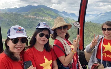 Mẫu áo cờ đỏ sao vàng công ty du lịch Saco Travel