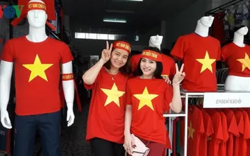 Bạn đã biết gì về những chiếc áo cờ đỏ sao vàng?