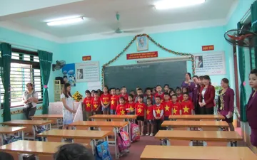 Mẫu áo cờ Việt Nam trường mầm non Quang Vinh