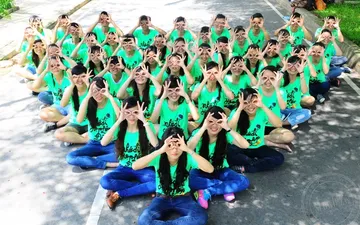 Giải mã sức hút của áo đồng phục lớp không cổ