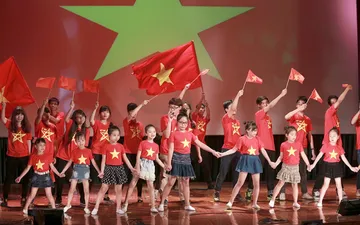 Đặt áo phông cờ Việt Nam cho bé