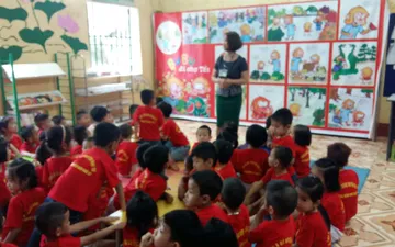 Mẫu áo cờ Việt Nam trường mầm non Khôi Kỳ