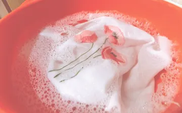 Cách giặt tranh thêu tay nhanh, an toàn nhất