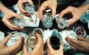 Nghĩa của từ Tửu phùng tri kỷ thiên bôi thiểu là gì?