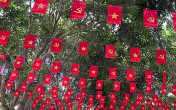 Cờ Dây Đảng - Tổ Quốc in 2 mặt, cuộn dài 10m gồm 20 lá cờ, kích thước 20x30cm