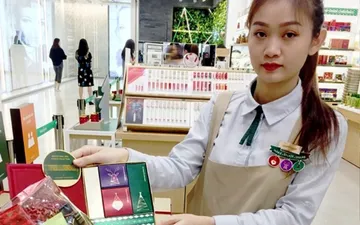 Kinh nghiệm thiết kế áo đồng phục mỹ phẩm đẹp ấn tượng