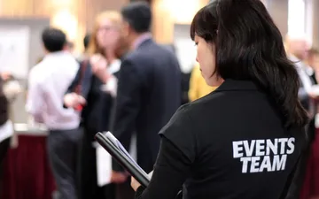 Áo đồng phục sự kiện là gì? Vai trò của nó đối với doanh nghiệp