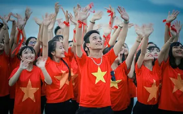 Những yếu tố ảnh hưởng đến giá áo cờ Việt Nam