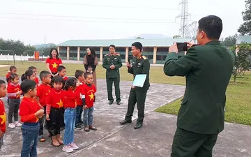 Mẫu áo cờ Việt Nam trường mầm non Kỳ Hoa