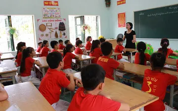 Mẫu áo cờ Việt Nam trường tiểu học Trần Quốc Toản