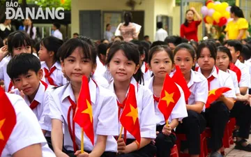 Cờ Vẫy Cầm Tay Khai Giảng – Lan Tỏa Niềm Tự Hào Dân Tộc Ngày Đầu Năm Học Mới