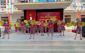 Mẫu áo cờ đỏ sao vàng trường tiểu học Thị Trấn Cẩm Xuyên