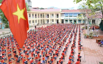 Áo cờ Việt Nam trường tiểu học Him Lam, TP. Điện Biên Phủ