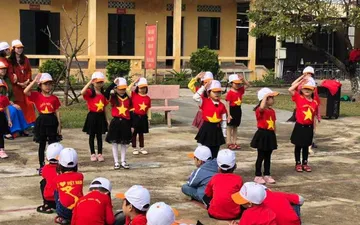 Mẫu áo cờ Việt Nam trường Mầm non Kỳ Long, Hà Tĩnh