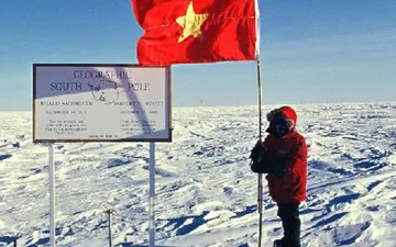 Khoảnh khắc lá cờ Việt Nam tung bay trong gió