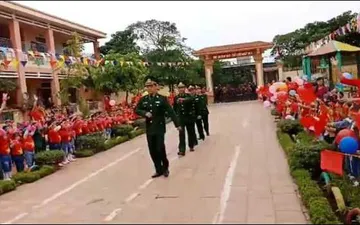 Mẫu áo cờ Việt Nam trường mầm non Diễn Trung