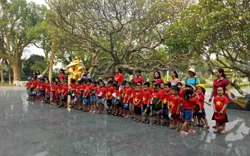 Áo cờ việt nam trường mầm non tân thanh