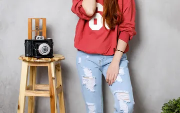 Mặc đẹp với áo thun trơn đỏ