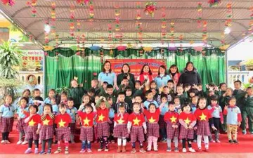 Mẫu áo cờ Việt Nam trường mầm non Hoa Lê