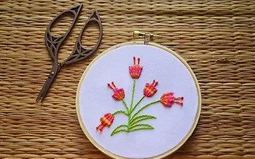 Thêu hoa tulip bằng mũi thêu Woven Trellis Stitch