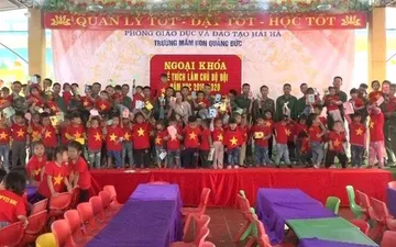 Mẫu áo cờ Việt Nam trường mầm non Quảng Đức