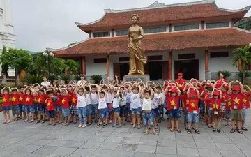 Mẫu áo cờ Việt Nam trường mầm non Hoa Hồng