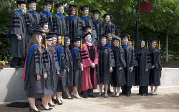 Ý nghĩa màu áo tốt nghiệp là gì?