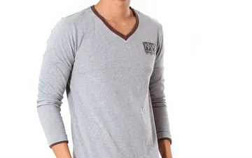 Diện đẹp với áo thun trơn cổ V cho phái mạnh