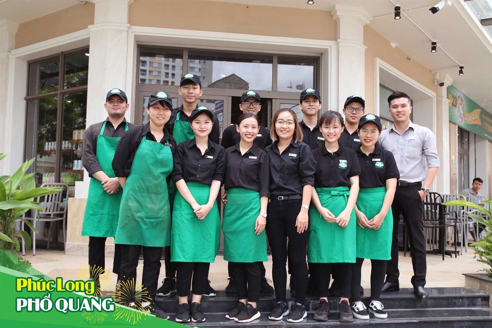 Mẫu đồng phục tạp dề màu xanh nổi bật của quán trà sữa Phúc Long