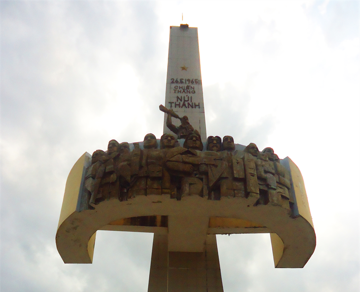 Tượng đài chiến thắng Núi Thành