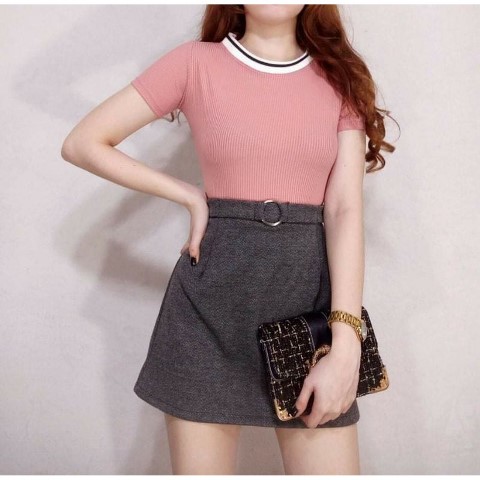 Mẫu áo thun ôm nữ may bằng chất liệu thun gân