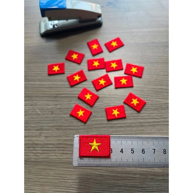 Lá cờ thêu 3x2 sử dụng làm kẹp tóc, cột tóc, ghim cài sử dụng dịp lễ lớn