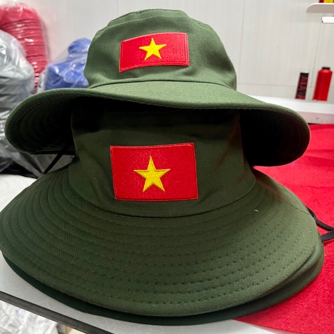 Mẫu nón tai bèo xanh lính thêu lá cờ đỏ sao vàng