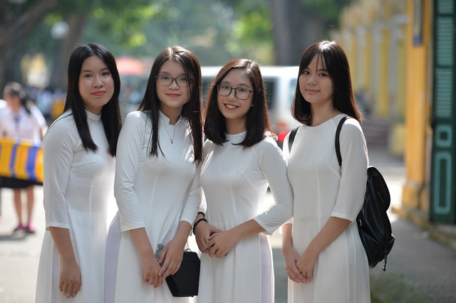 Áo dài màu trắng đại diện cho sự tinh khôi, trong trẻo