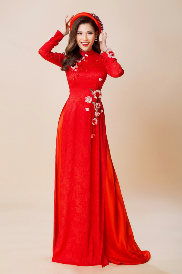 Áo dài màu đỏ may mắn, hạnh phúc