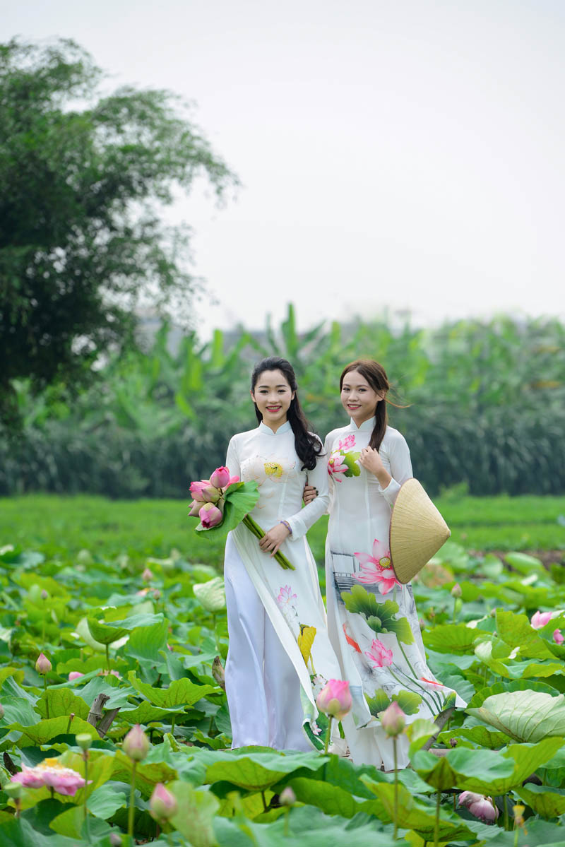 Cùng khám phá vẻ đẹp dịu dàng và trang nhã của trang phục truyền thống Việt Nam - áo dài. Hình ảnh chi tiết về kiểu dáng, chất liệu và các họa tiết trang trí sẽ khiến bạn trầm trồ và hào hứng với quốc phục của chúng ta.
