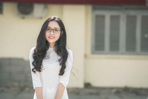 Áo dài trắng học sinh là loại trang phục không thể thiếu trong bộ sưu tập của học sinh Việt Nam. Không chỉ giúp bạn gợi cảm hơn, áo dài trắng còn mang lại vẻ thanh lịch, dịu dàng và tôn lên vẻ đẹp truyền thống Việt Nam. Xem hình ảnh để cảm nhận sự xuất sắc của trang phục này.