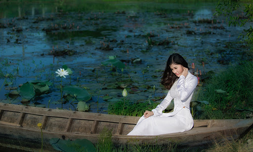 Vào năm 1930 tại Bắc kỳ tổ chức cuộc thi hoa hậu tại Hà Nội, muốn thi thì phải mặc áo lụa Hà Đông