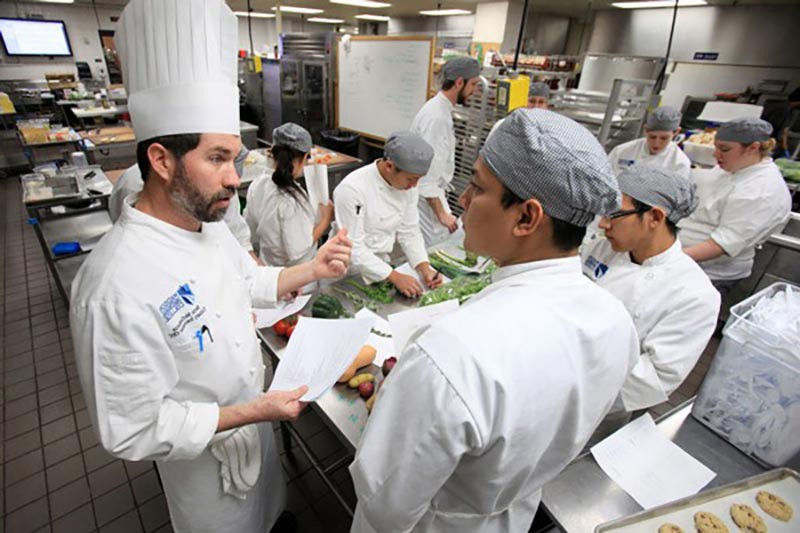 Đồng phục bếp cần có đủ mũ, áo, khăn